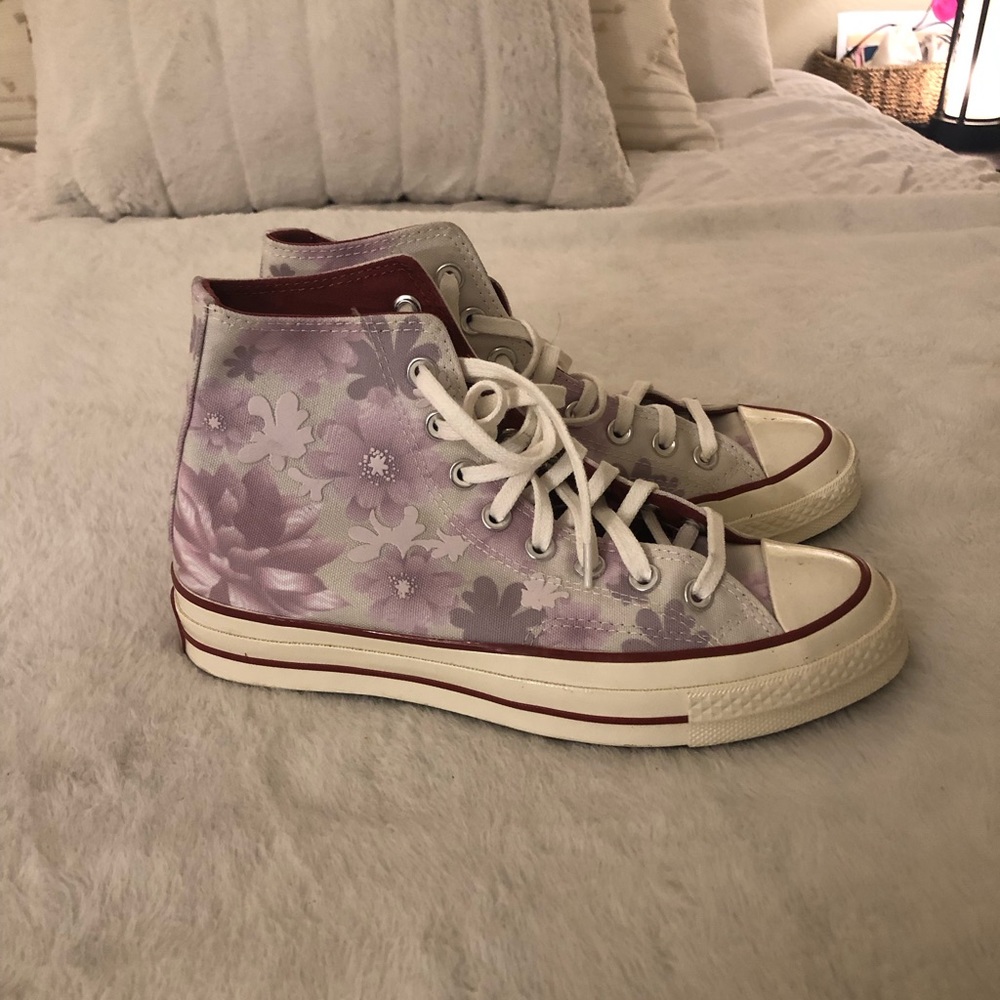 Women’s High Top Converse Chuck Taylor - Picture 4 of 7